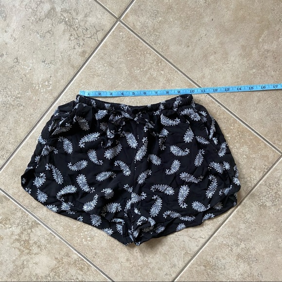 BRANDY MELVILLE shorts - Picture 7 of 11